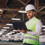 engenheiro civil mexendo no computador os desafios para a engenharia 4.0