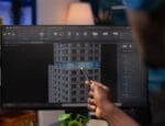 Homem apontando para tela do computador mostrando o projeto BIM de uma construção.