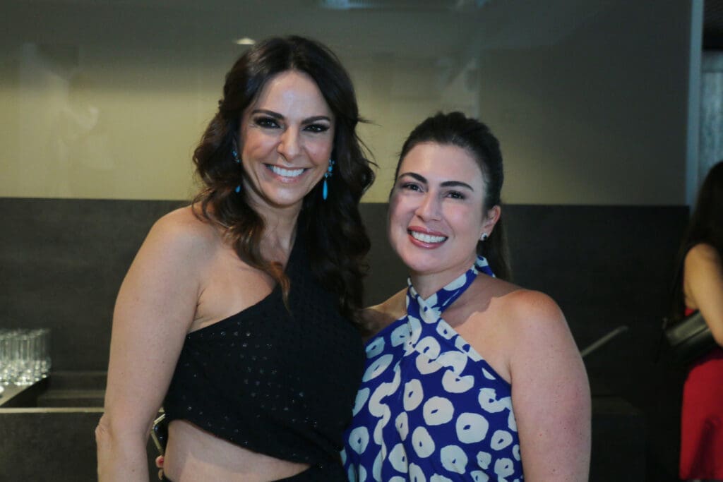 Duas mulheres abraçadas sorrindo para a foto