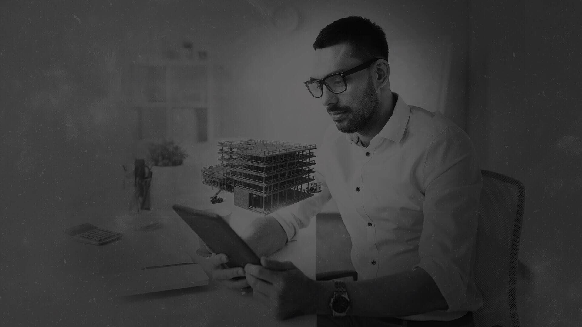 Homem usando óculos mexendo em tablet
