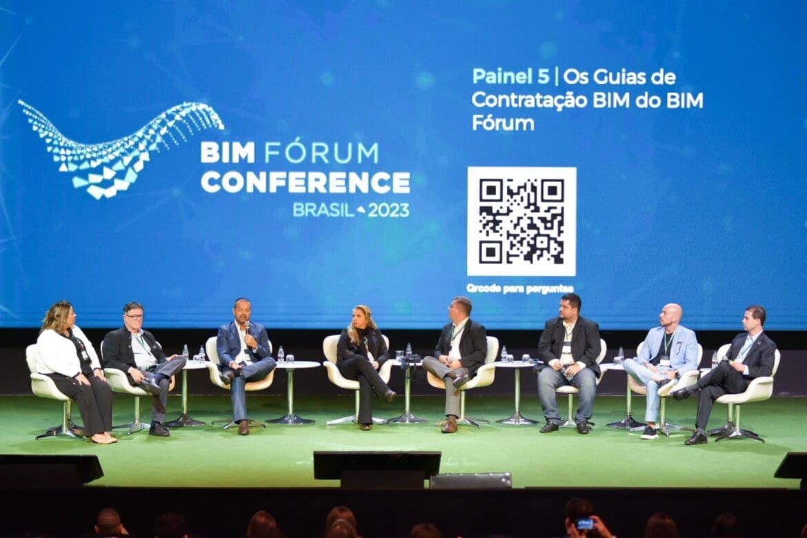 Imagem de oito pessoas sentada na frente de um painel sobre BIM Fórum Conference.