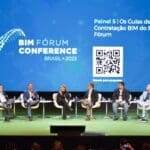 Imagem de oito pessoas sentada na frente de um painel sobre BIM Fórum Conference.