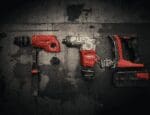 Foto: Hilti Brasil _Divulgação A circularidade, por exemplo, está entre as práticas da empresa ao utilizar o mínimo de matérias-primas e recursos naturais para a fabricação de novos produtos. Em termos de resultados, para se ter ideia, 27% dos materiais utilizados nas ferramentas Hilti são reciclados, sendo que em 2020, a empresa coletou 1,3 milhão de ferramentas usadas, baterias e acessórios, dos quais 81% foram reciclados para reutilização. A ação beneficia mais que o meio ambiente, mas também a sociedade e os negócios dos próprios parceiros. A liderança da Hilti não apenas demonstra sua responsabilidade com o planeta, mas destaca a importância de práticas semelhantes na construção civil como um todo, promovendo um futuro mais verde para a indústria. Mais detalhes podem ser conferidos na página oficial da Hilti