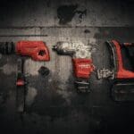 Foto: Hilti Brasil _Divulgação A circularidade, por exemplo, está entre as práticas da empresa ao utilizar o mínimo de matérias-primas e recursos naturais para a fabricação de novos produtos. Em termos de resultados, para se ter ideia, 27% dos materiais utilizados nas ferramentas Hilti são reciclados, sendo que em 2020, a empresa coletou 1,3 milhão de ferramentas usadas, baterias e acessórios, dos quais 81% foram reciclados para reutilização. A ação beneficia mais que o meio ambiente, mas também a sociedade e os negócios dos próprios parceiros. A liderança da Hilti não apenas demonstra sua responsabilidade com o planeta, mas destaca a importância de práticas semelhantes na construção civil como um todo, promovendo um futuro mais verde para a indústria. Mais detalhes podem ser conferidos na página oficial da Hilti