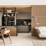 Revestimentos em madeira e tons neutros definem apartamento executado pela SCA Jardim Europa