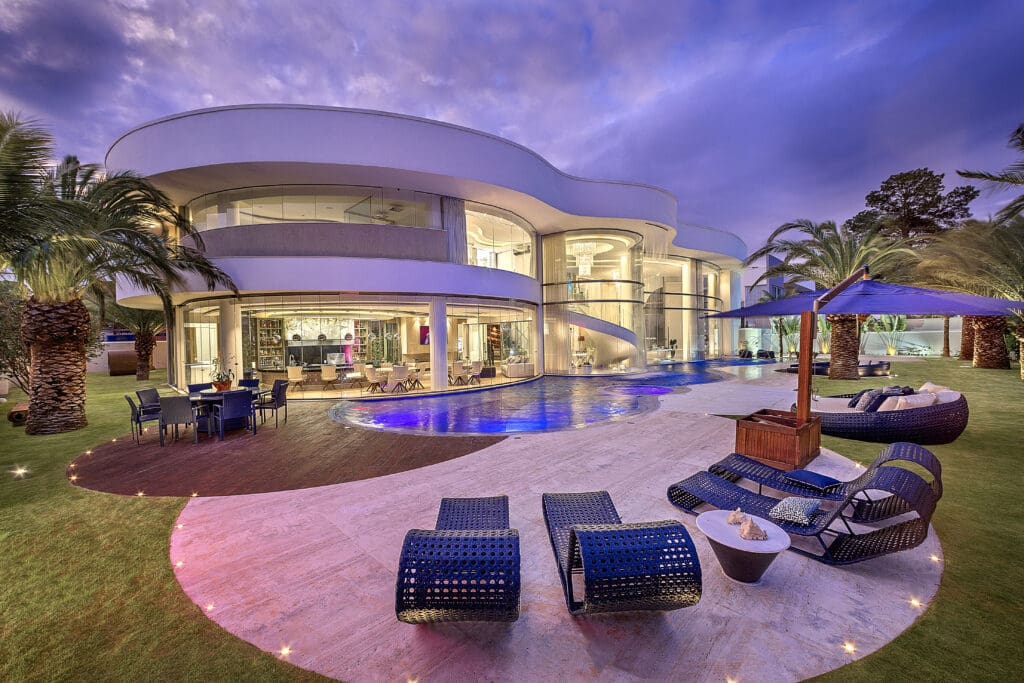 A Casa Cristal tem projeto arquitetônico assinado pelo arquiteto e interiores de Iara Kílaris | Foto: Leandro Farchi