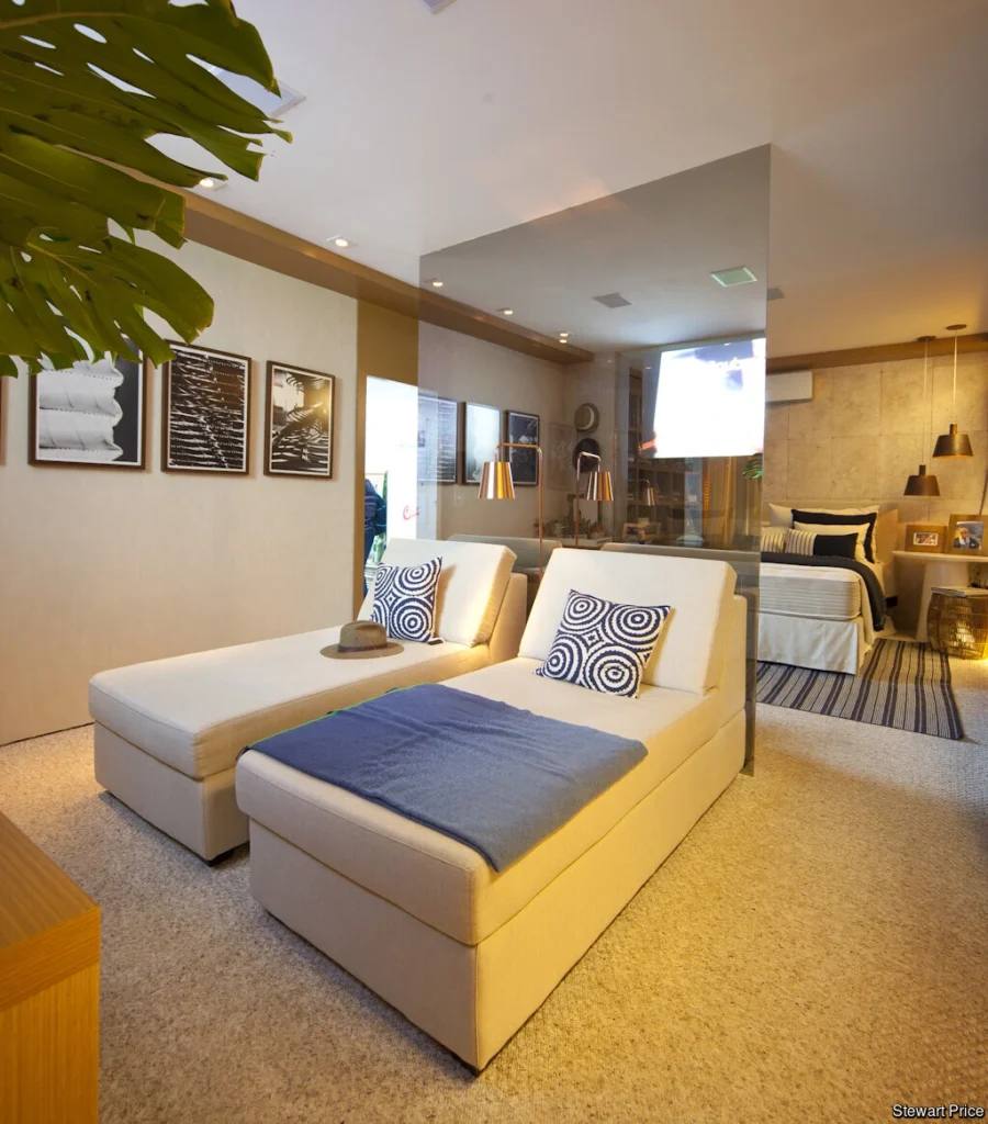 Na CASACOR São Paulo a arquiteta Ana Bartira Brancante também utilizou o vidro refletivo tom champagne para dividir os ambientes. O material garantiu elegância e amplitude ao espaço | Foto: Divulgação/ Guardian Glass