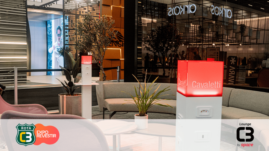 A Cavaletti levou para o lounge peças similares às utilizadas em ambientes residenciais, a exemplo do sofá com formas orgânicas, poltronas e puffs. No mesmo ambiente, é possível observar o pano de vidro da Guardian Glass, que conferiu ainda mais sofisticação e amplitude ao espaço.