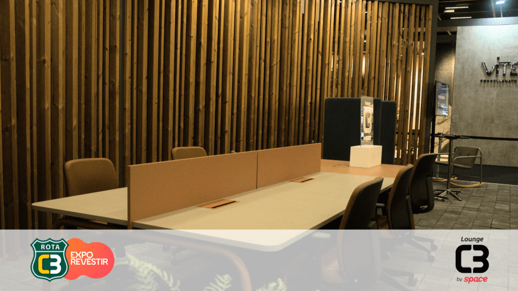 Os brises em formato de arco foram executados com estrutura metálica da Prime Gattai, posteriormente revestidos com bambu, da Neobambu. Na imagem, a estação de trabalho executada pela Novara foi mais um dos ambientes que compuseram o lounge. Para complementar, todos os ambientes do lounge receberam placas arquitetônicas de concreto permeável, da Oterprem.