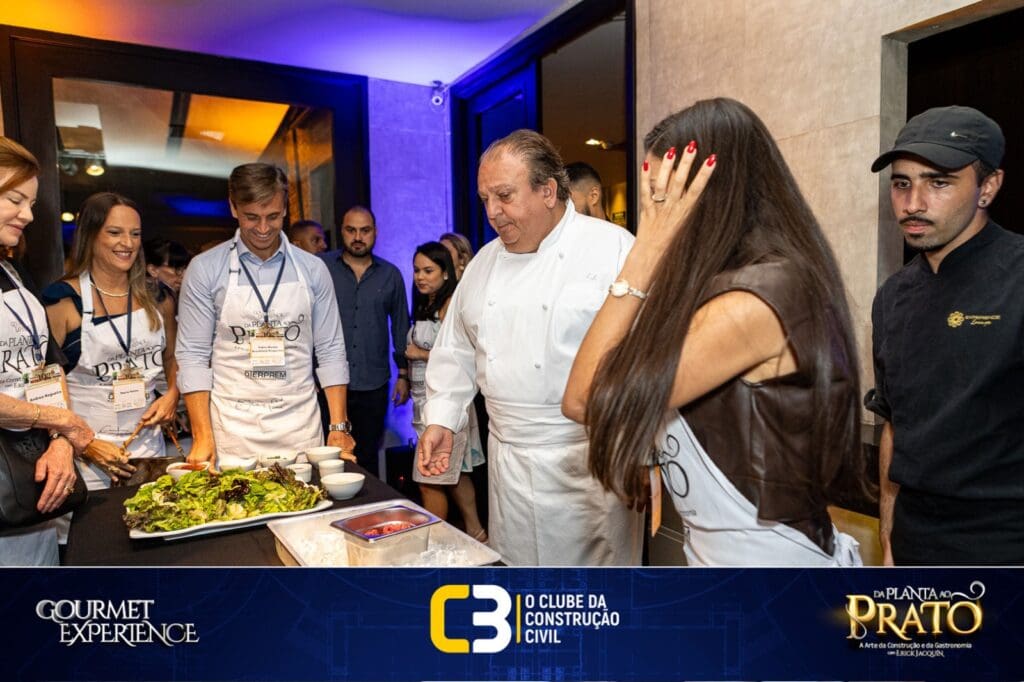 Jacquin fez questão de acompanhar de perto o momento do preparo do steak tartare pelos convidados | Foto: Mari Neto