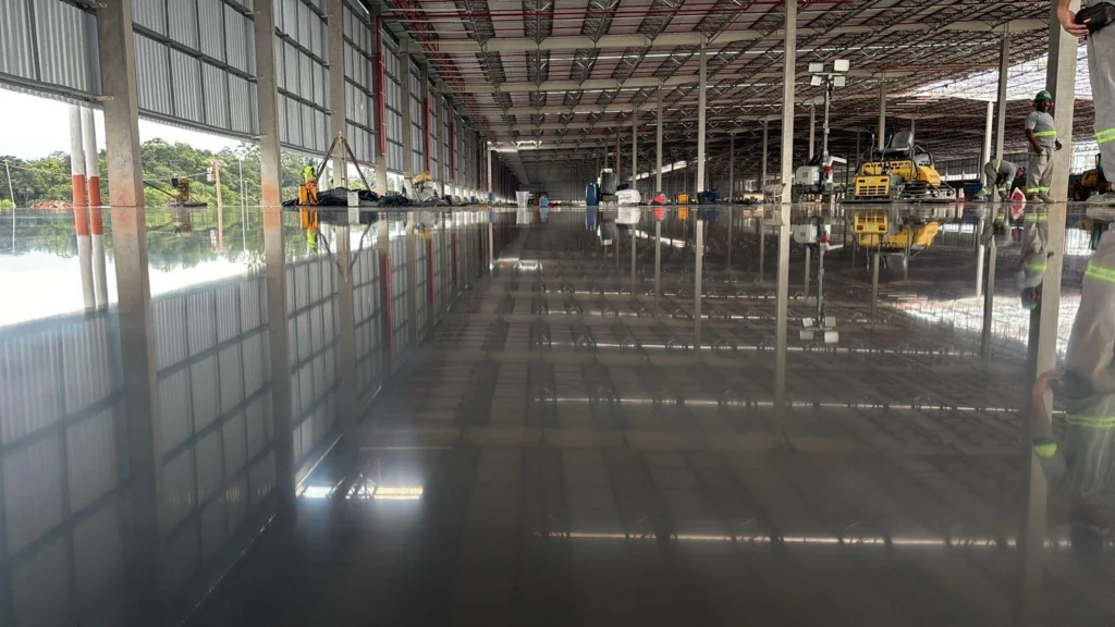 Em galpões, a superfície perfeitamente plana e nivelada é fundamental para a movimentação de equipamentos e mercadorias| Foto: Divulgação/Concreserv