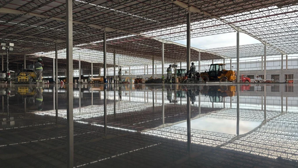 O concreto de alta performance fornecido pela Concreserv minimiza a formação de fissuras e trincas, garantindo a integridade e a durabilidade do piso | Foto: Divulgação/Concreserv