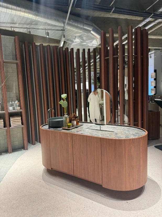 O projeto Onde Mora a Calma, da Très Arquitetura, é uma experiência sensorial em que o tempo desacelera e a tranquilidade se torna protagonista. Da SCA, os brises combinam Canela e Tartufo, a bancada orgânica tem o padrão Canela e a iluminação é automatizada | Foto: Rafael Renzo