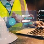 Profissional da construção civil utilizando notebook com interface de inteligência artificial para análise de dados e automação de processos em obras.
