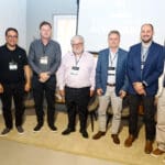 Líderes e especialistas do setor da construção civil reunidos no evento Conexõ3s do C3, em frente ao painel sobre inovação e desafios no sistema construtivo da alvenaria.