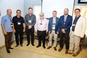 Líderes e especialistas do setor da construção civil reunidos no evento Conexõ3s do C3, em frente ao painel sobre inovação e desafios no sistema construtivo da alvenaria.