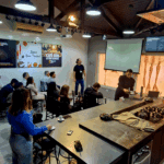 Profissionais do setor da construção civil assistem a uma apresentação no 5º Café com Patrocinadores do C3, em ambiente moderno e colaborativo.
