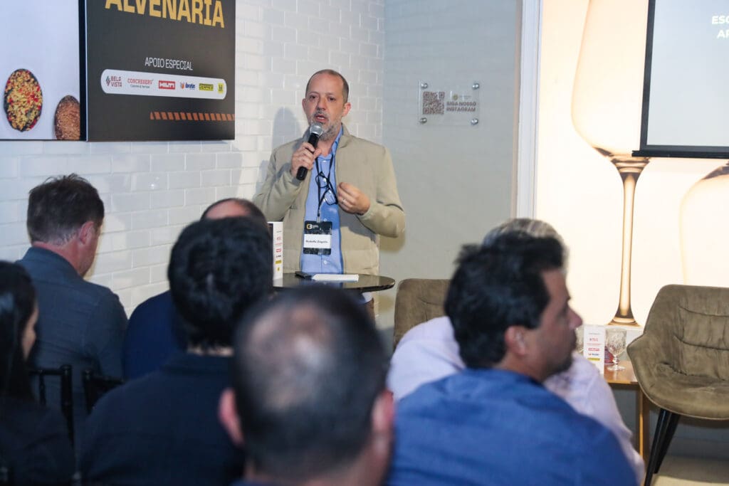 Rodolfo Zagallo, presidente do C3, realiza a abertura oficial do evento Conexões, discursando para o público sobre inovação na alvenaria estrutural.