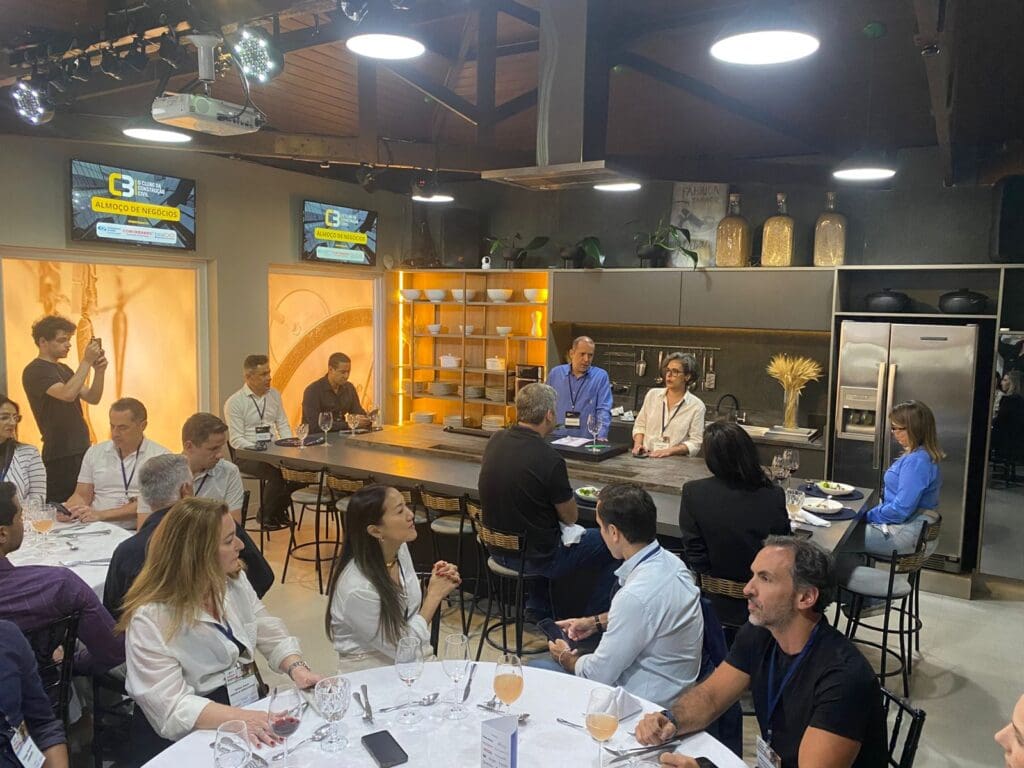 Carolina Nobre, Gerente Operacional da FGMF, apresenta o Programa Aproxima durante o 58º Almoço de Negócios do C3, destacando a importância do apoio empresarial à iniciativa.