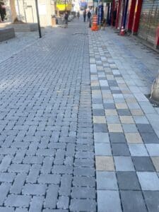 Calçadão revitalizado com pisos permeáveis Oterprem em diferentes padrões, promovendo acessibilidade e sustentabilidade no centro de Carapicuíba.