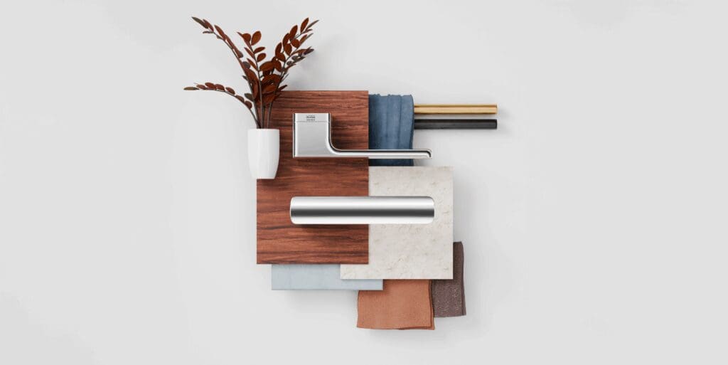 Composição visual com maçanetas da Linha Domus La Fonte, amostras de madeira, metais, tecidos e vaso decorativo, representando sofisticação e versatilidade no design de interiores.
