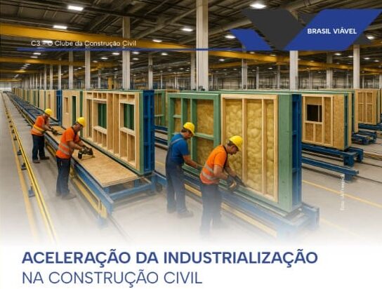 Trabalhadores com capacetes e coletes de segurança montam painéis construtivos em linha de produção industrial automatizada na construção civil.