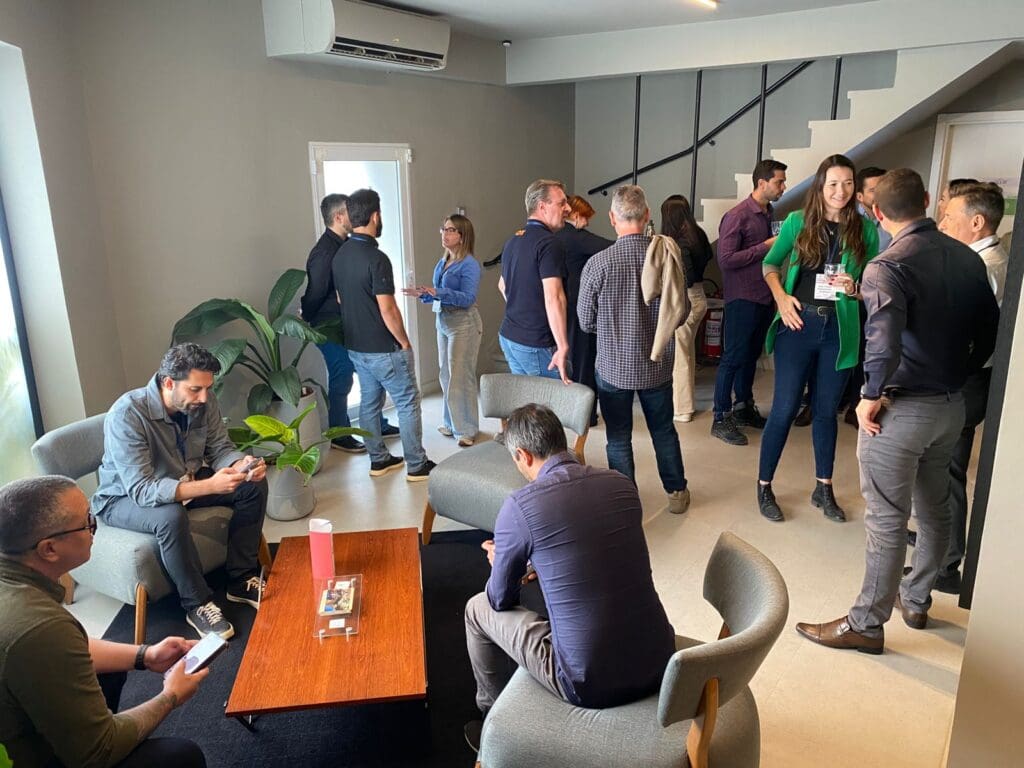 Participantes do 58º Almoço de Negócios do C3 interagem e trocam experiências em um espaço de convivência moderno, fortalecendo o networking no setor da construção civil.