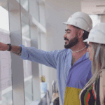 Equipe técnica da Space analisando plantas e realizando diagnóstico técnico no pré-obra de projeto corporativo.