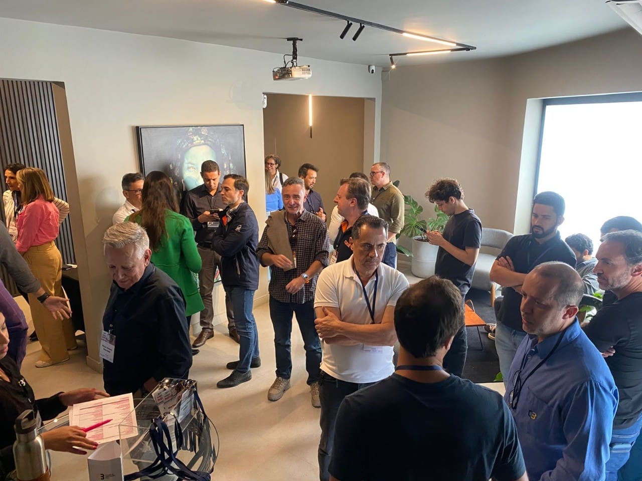 Profissionais do setor da construção civil participam de momento de networking e integração durante o 58º Almoço de Negócios do C3, em ambiente moderno e acolhedor.