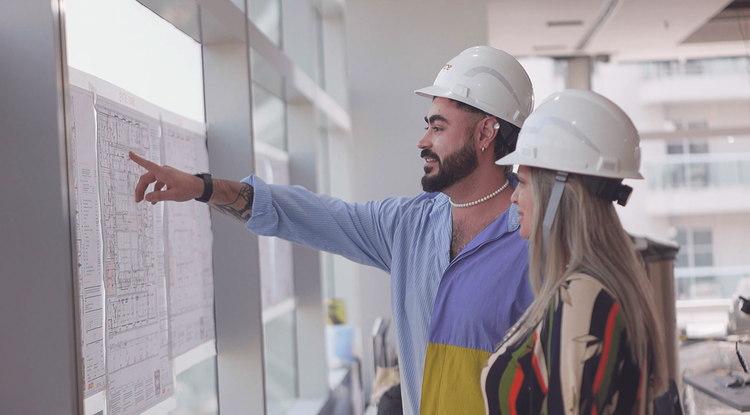 Equipe técnica da Space analisando plantas e realizando diagnóstico técnico no pré-obra de projeto corporativo.