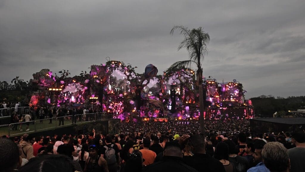 Palco principal iluminado do Tomorrowland Brasil 2025 em Itu, com milhares de pessoas reunidas ao ar livre durante o festival.