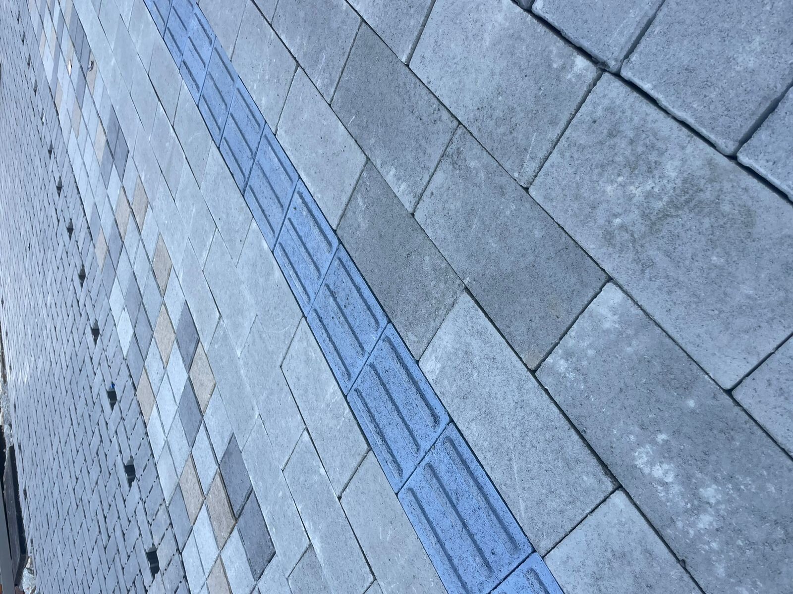 Pavimento de pisos permeáveis instalados no Calçadão da Avenida Rui Barbosa, em Carapicuíba, com destaque para faixa tátil de acessibilidade.