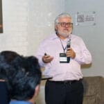 Prof. Luiz Sérgio Franco apresenta painel sobre industrialização em alvenaria estrutural para prédios altos durante o Conexões C3.