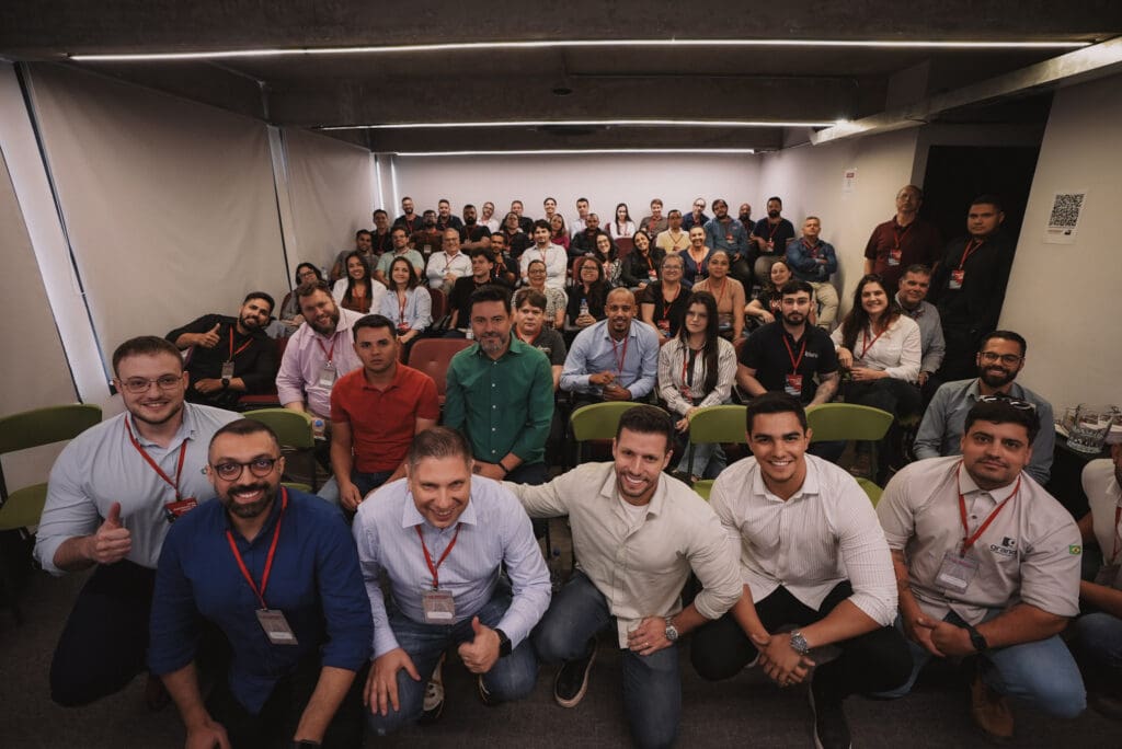 Grupo de participantes e palestrantes reunidos para foto oficial durante evento técnico da Concreserv sobre inovação e sustentabilidade no concreto.