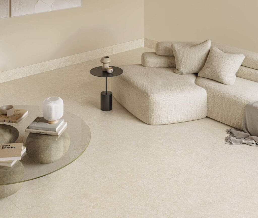 Ambiente moderno com piso porcelanato Portobello V Stone Off White 80x80 cm, sofá claro, mesa de centro de vidro e decoração minimalista.