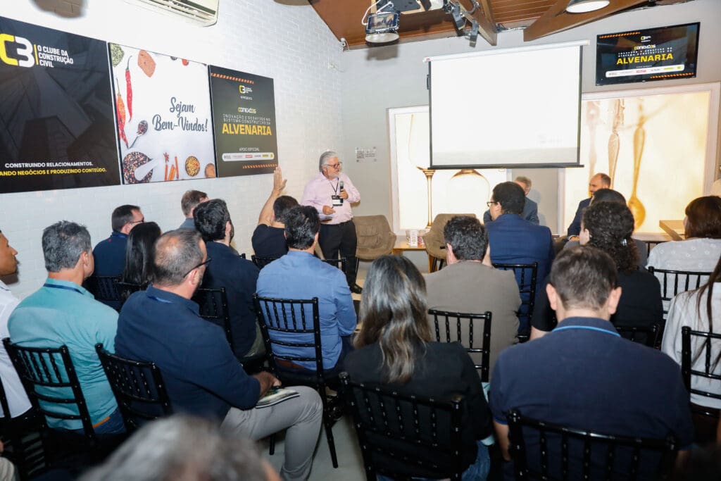 Prof. Luiz Sérgio Franco apresenta painel sobre integração de subsistemas em alvenaria estrutural para uma plateia atenta no Conexões C3.