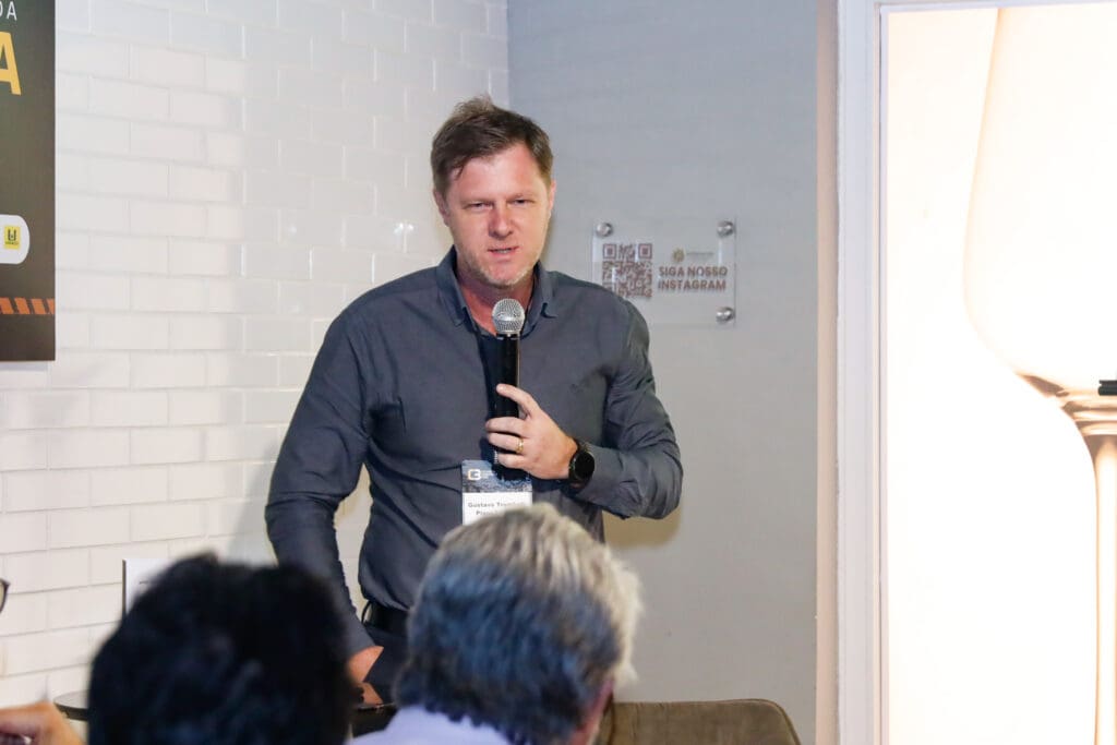 Gustavo Trombeli, Diretor de Engenharia da Plano&Plano, apresenta painel sobre métodos qualitativos na alvenaria estrutural durante o Conexões C3.