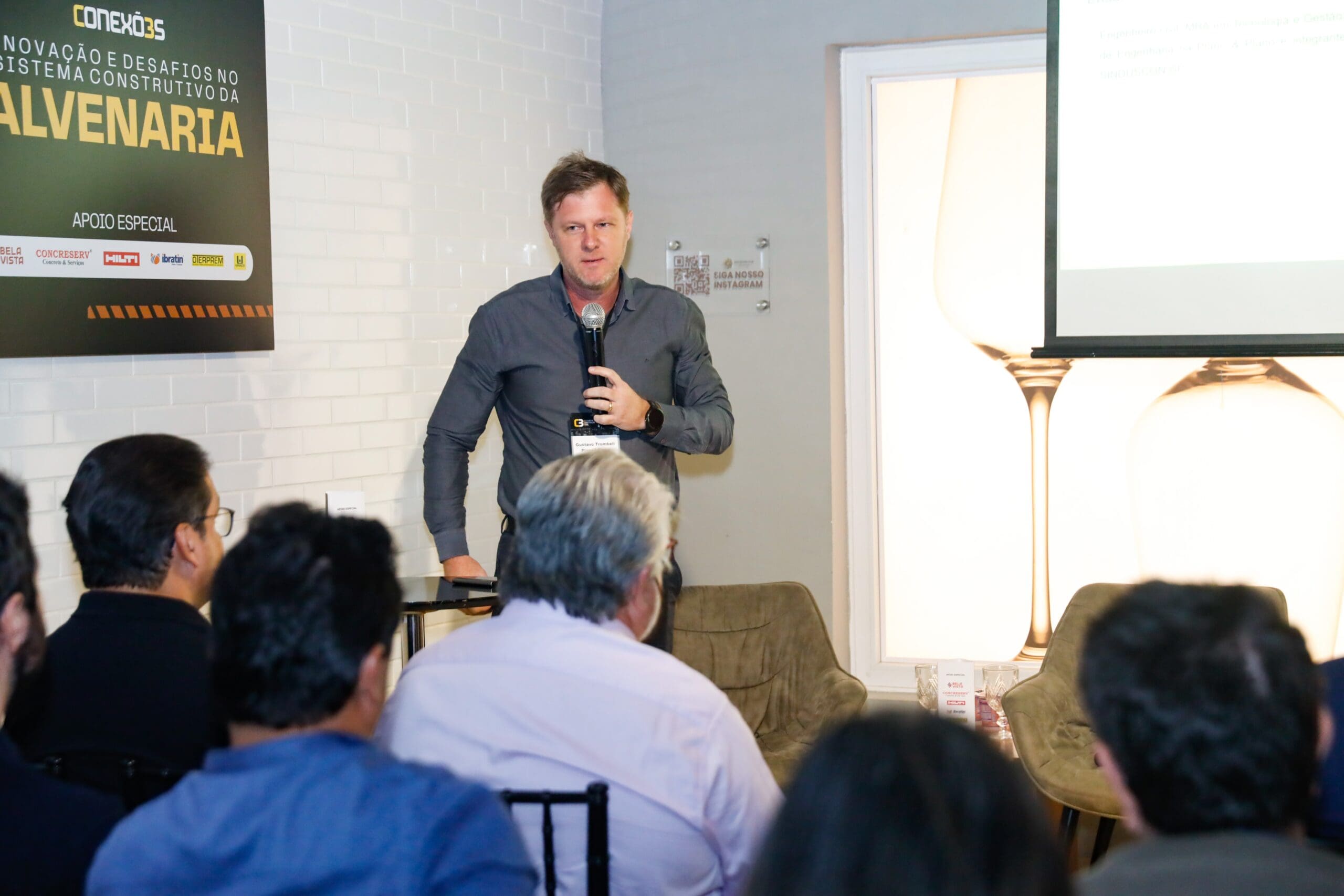 Gustavo Trombeli apresenta painel sobre métodos qualitativos e gestão da qualidade na alvenaria estrutural durante o Conexões C3, em São Paulo.