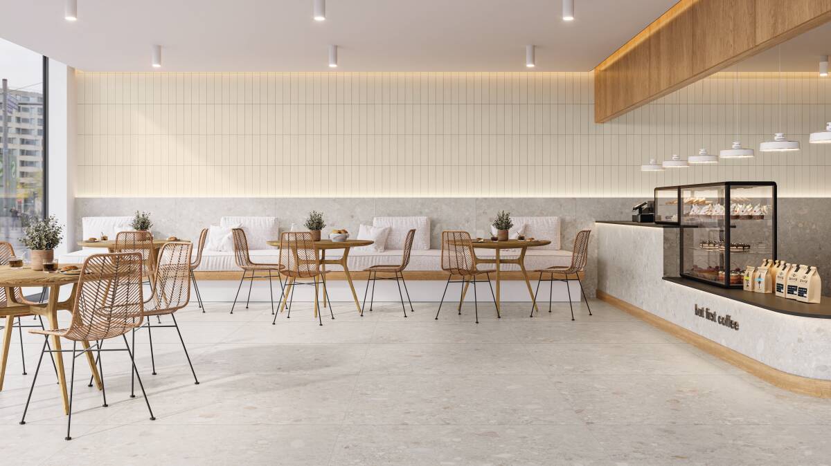 Cafeteria contemporânea com piso Portobello Lombarda Viva Avorio 120x120 cm, mesas e cadeiras de madeira, iluminação suave e decoração minimalista.