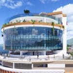 Fachada envidraçada do Hard Rock Cafe Itapema sobre o mar, destacando a integração entre arquitetura moderna e paisagem oceânica.