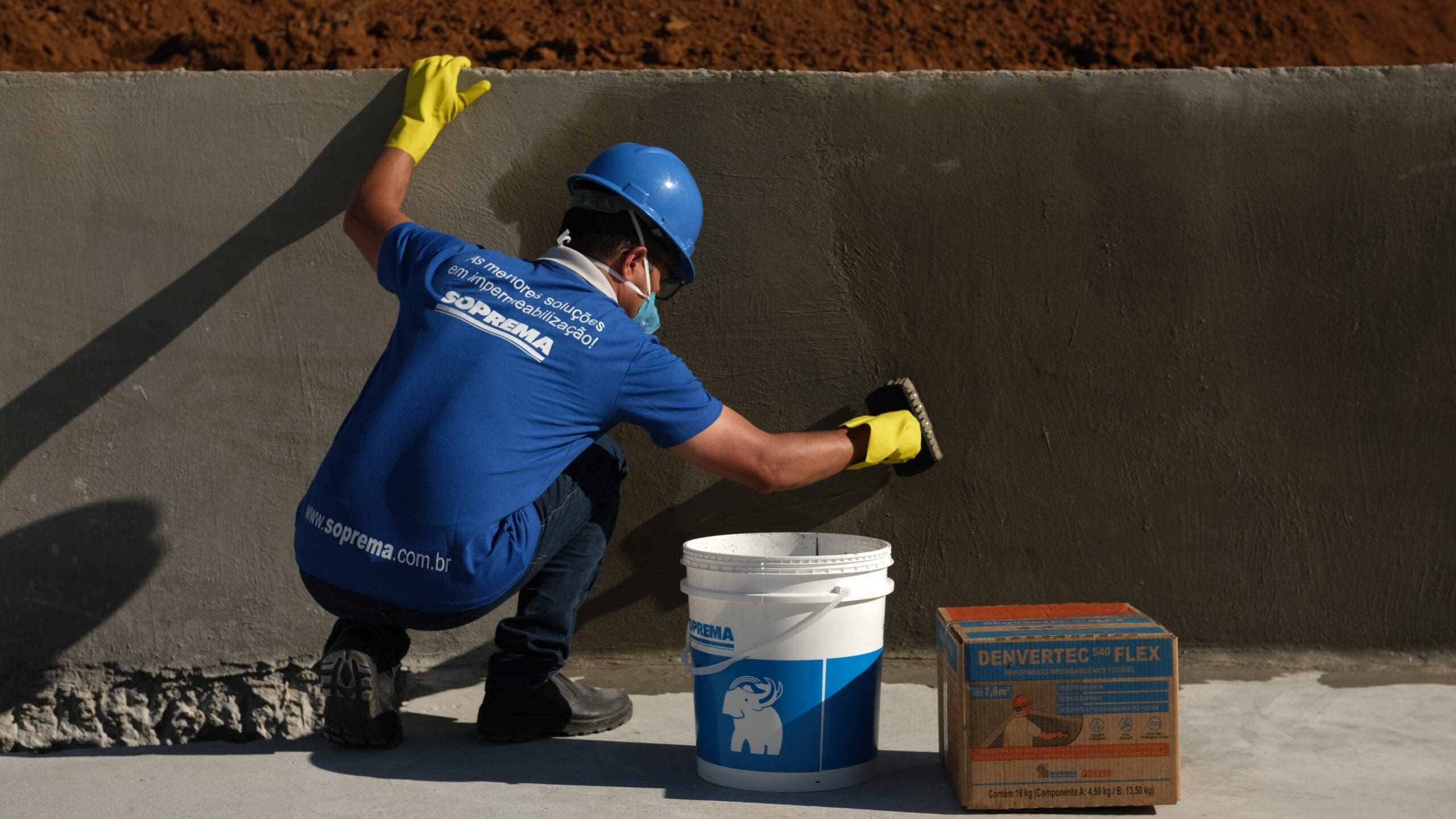 Técnico aplicando sistema de impermeabilização em piscina durante obra, garantindo proteção contra infiltrações.