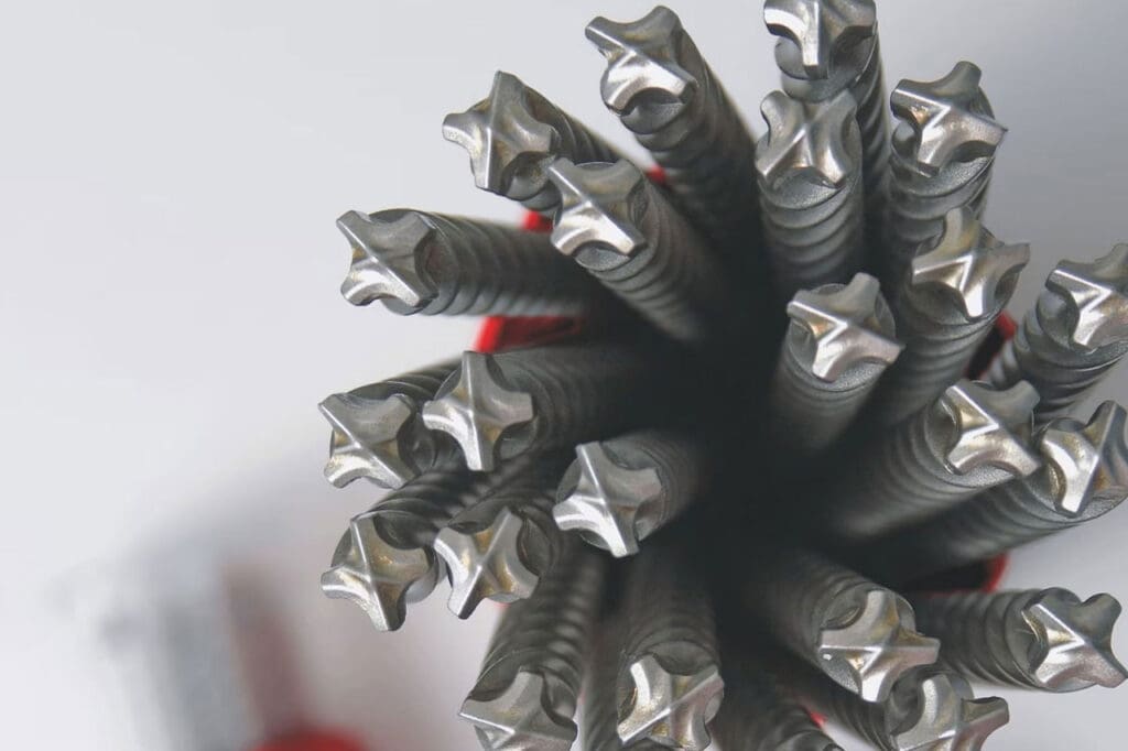 Detalhe superior de brocas Hilti para martelete, destacando o design robusto e a precisão das pontas.