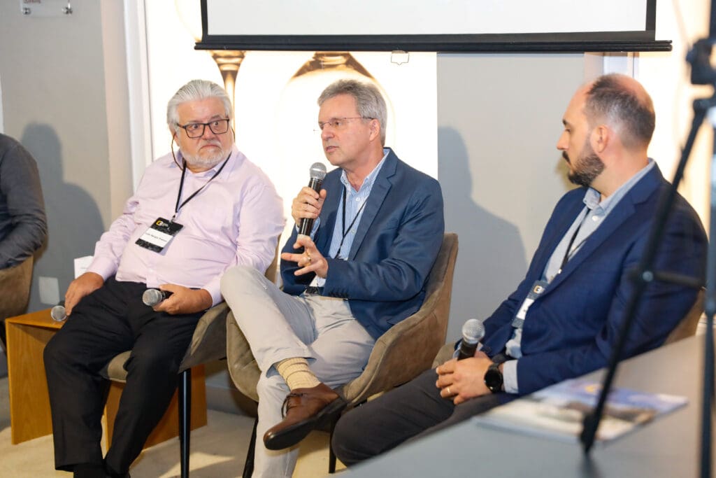 Dr. Ubiraci Souza participa de debate com outros especialistas durante o evento Conexões, discutindo inovação e desafios na alvenaria estrutural.