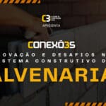 Banner do evento Conexões C3 com o tema “Inovação e Desafios no Sistema Construtivo da Alvenaria”, promovido pelo Clube da Construção Civil, mostrando uma mão assentando bloco de alvenaria.