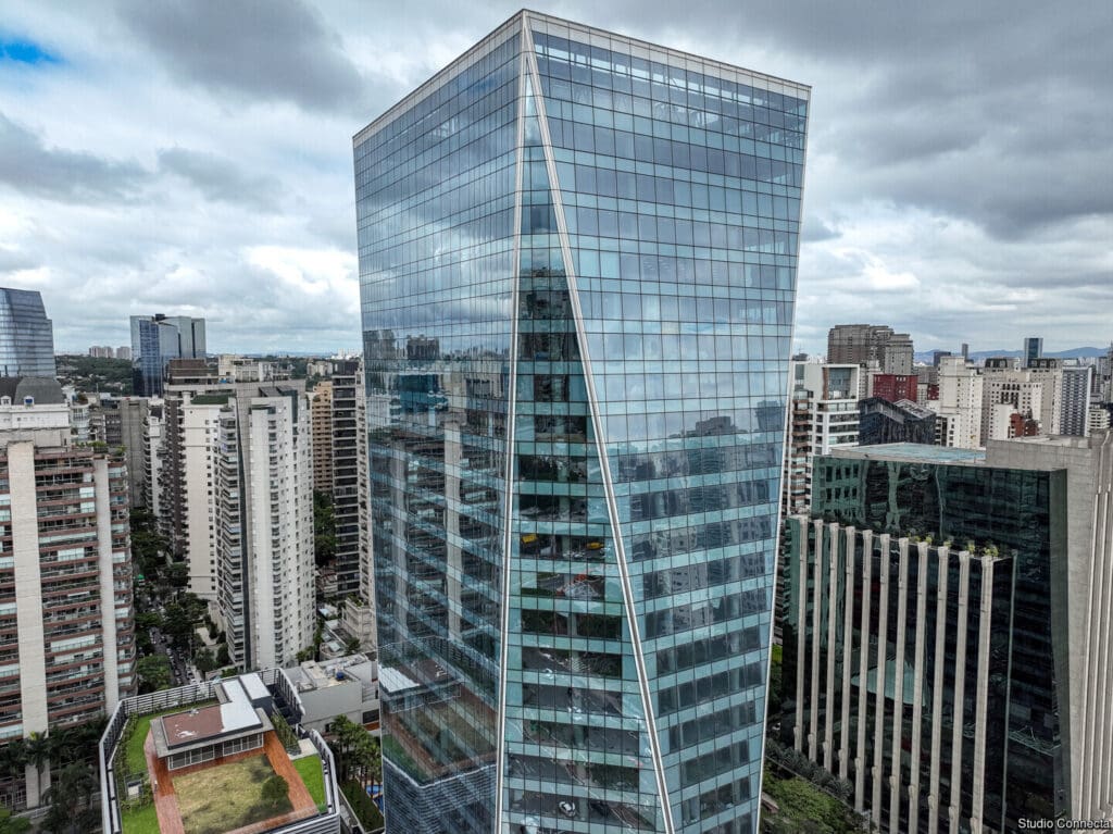 Close-up da fachada em pele de vidro do Edifício Birmann 32 em São Paulo, evidenciando a neutralidade e a transparência do vidro Neutral Plus 50 da Guardian Glass.