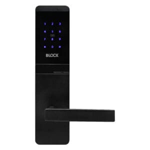 Vista frontal de fechadura eletrônica inteligente Dlock Hospitality com teclado touch numérico retro iluminado, leitor de cartão e maçaneta reforçada em acabamento Black Matte.