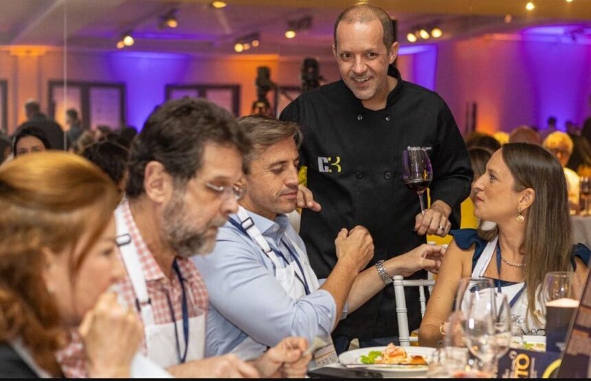 Chef interage com executivos durante jantar de networking do Hub C3, promovendo integração e experiências exclusivas no setor da construção civil.