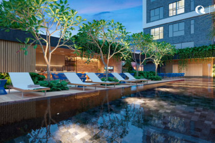 Área de lazer de condomínio com piscina, espreguiçadeiras e mobiliário outdoor Tidelli, destacando design contemporâneo e integração com paisagismo.