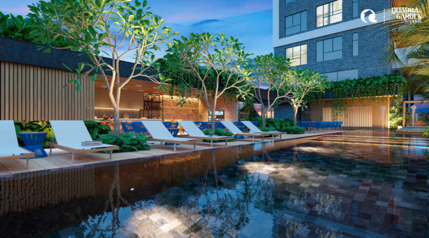 Área de lazer de condomínio com piscina, espreguiçadeiras e mobiliário outdoor Tidelli, destacando design contemporâneo e integração com paisagismo.