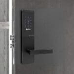 Fechadura eletrônica inteligente Dlock em acabamento preto fosco, instalada em porta cinza, destacando o teclado numérico iluminado e design minimalista para alto padrão.